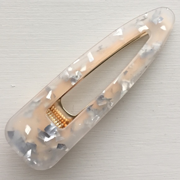 ⚜️[𝟯/$𝟭𝟴]⚜️Cream Acrylic Simple Hair Clip NEW - Picture 3 of 5